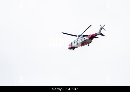 OGWEN GLEN / GALLES - 29 Aprile 2018 : British HM Coastguard elicottero Sikorsky S-92 operati da elicotteri Bristow conducendo una esercitazione di soccorso ad Og Foto Stock