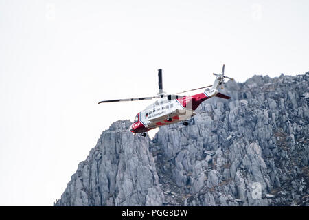 OGWEN GLEN / GALLES - 29 Aprile 2018 : British HM Coastguard elicottero Sikorsky S-92 operati da elicotteri Bristow conducendo una esercitazione di soccorso ad Og Foto Stock