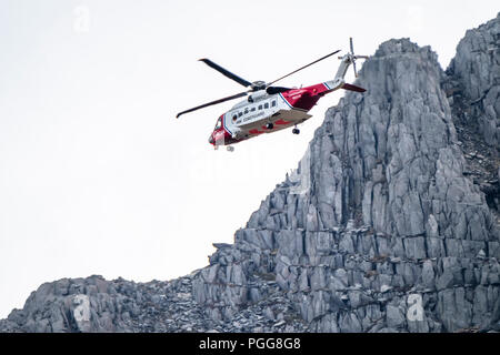 OGWEN GLEN / GALLES - 29 Aprile 2018 : British HM Coastguard elicottero Sikorsky S-92 operati da elicotteri Bristow conducendo una esercitazione di soccorso ad Og Foto Stock