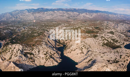 Zavratnica è un 900 m lungo stretto imbocco situato ai piedi dell'imponente montagna Velebit, nella parte settentrionale del Mare Adriatico. Foto Stock