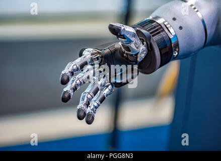 Il futuristico mano robotica per una stretta di mano Foto Stock