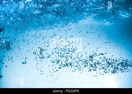 Molte bolle in acqua vicino, astratto onda di acqua con bolle Foto Stock