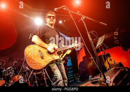 Band esegue sul palco, musica rock concerto in una discoteca. Autentica ripresa con ISO elevata anche in condizioni di illuminazione difficili. Un po' di granella e Foto Stock