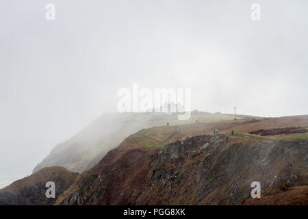 Cliff a piedi, scogliere nella fitta nebbia spessa vicino al Bally faro, la penisola di Howth, Dublino Irlanda Foto Stock