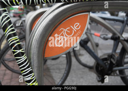 Ciclo a Waltham Forest logo sul rack del ciclo in walthamstow, nel London Borough of Waltham Forest, Inghilterra Foto Stock