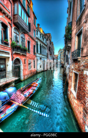 Città di Venezia. Vista artistica del canale tra la Calle al Ponte Santonio e Ponte de la fava ponti. Foto Stock