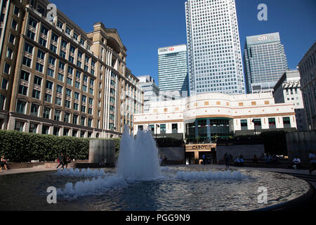 L'iconico One Canada Square grattacielo dietro Cabot Square a Canary Wharf il quartiere finanziario di Londra, Inghilterra, Regno Unito. 1 Canada Square è il secondo grattacielo più alto di torre nel Regno Unito con il suo caratteristico tetto a piramide e contiene gli uffici dell'azienda. Foto Stock