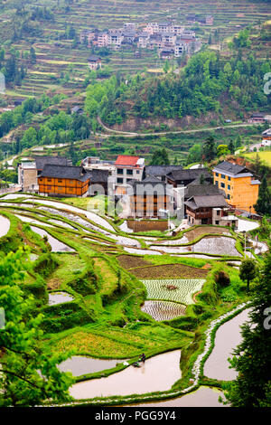 La gente del posto,gli agricoltori,terrazze di riso,Torre del Tamburo,architettura antica,Dong Village,codolo un,Tagan,Vicino Zhaoxing,nella provincia del Hunan,PRC,Repubblica Popolare Cinese,Cina Foto Stock