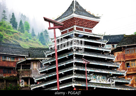 La gente del posto,gli agricoltori,terrazze di riso,Torre del Tamburo,architettura antica,Dong Village,codolo un,Tagan,Vicino Zhaoxing,nella provincia del Hunan,PRC,Repubblica Popolare Cinese,Cina Foto Stock