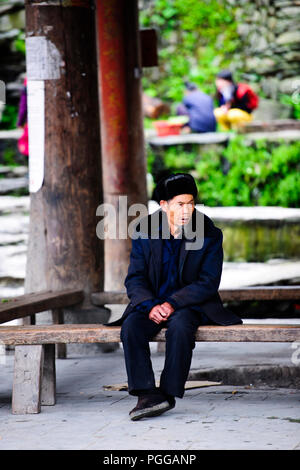 La gente del posto,gli agricoltori,terrazze di riso,Torre del Tamburo,architettura antica,Dong Village,codolo un,Tagan,Vicino Zhaoxing,nella provincia del Hunan,PRC,Repubblica Popolare Cinese,Cina Foto Stock