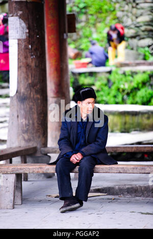 La gente del posto,gli agricoltori,terrazze di riso,Torre del Tamburo,architettura antica,Dong Village,codolo un,Tagan,Vicino Zhaoxing,nella provincia del Hunan,PRC,Repubblica Popolare Cinese,Cina Foto Stock