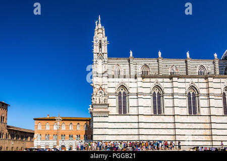 Grandi folle di turisti si formano fuori dal Duomo di Seina, Toscana, Italia. Foto Stock