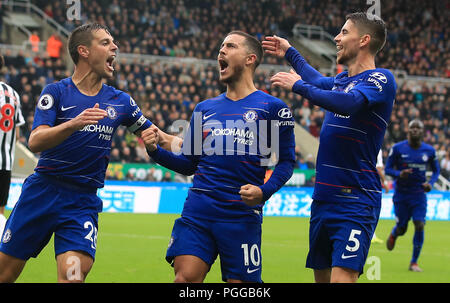 Del Chelsea Eden Hazard (centro) punteggio celebra il suo lato del primo obiettivo del gioco con i compagni di squadra Cesar Azpilicueta (sinistra) e Filho Jorge Jorginho durante il match di Premier League a St James Park, Newcastle. Foto Stock