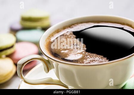 Tazza di caffè nero con amaretti francese. Foto Stock