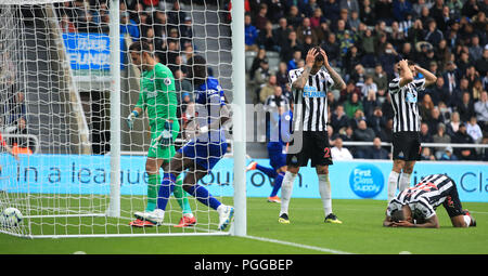 Newcastle United Yedlin DeAndre (destra) punteggi un proprio obiettivo durante il match di Premier League a St James Park, Newcastle. Foto Stock