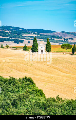 La Cappella della Madonna di Vitaleta, conosciuta anche come Cappella Vitaleta, nel cuore della Toscana, nella Val d'Orcia Foto Stock