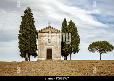 La Cappella della Madonna di Vitaleta, conosciuta anche come Cappella Vitaleta, nel cuore della Toscana, nella Val d'Orcia Foto Stock