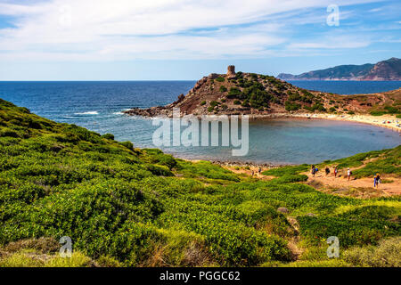 Alghero, Sardegna / Italia - 2018/08/11: vista panoramica della Cala Porticciolo golfo con Torre del Porticciolo torre nel Porto Conte Parco Regionale Foto Stock