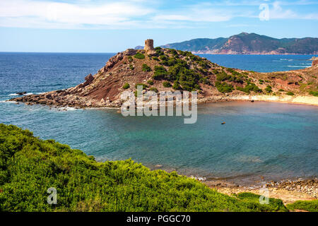 Alghero, Sardegna / Italia - 2018/08/11: vista panoramica della Cala Porticciolo golfo con Torre del Porticciolo torre nel Porto Conte Parco Regionale Foto Stock