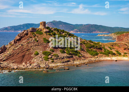 Alghero, Sardegna / Italia - 2018/08/11: vista panoramica della Cala Porticciolo golfo con Torre del Porticciolo torre nel Porto Conte Parco Regionale Foto Stock