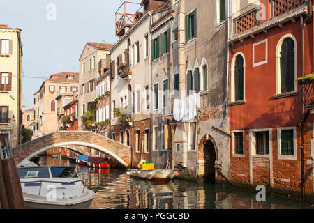 Rio de San Felice, Cannaregio, Venezia, Veneto, Italia al tramonto con riflessioni sulla Scenic torna canal Foto Stock