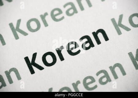 Parola di lingua coreana stampato su carta bianca macro Foto Stock
