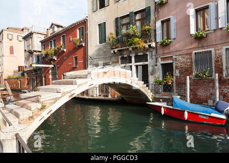 Ponte de Chiodo, Rio San Felice, Cannaregio, Venezia, Veneto, Italia al tramonto. Solo uno dei due ponti con assenza di parapetti. Scenice torna canal. Foto Stock