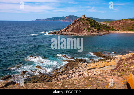 Alghero, Sardegna / Italia - 2018/08/11: vista panoramica della Cala Porticciolo golfo con Torre del Porticciolo torre nel Porto Conte Parco Regionale Foto Stock