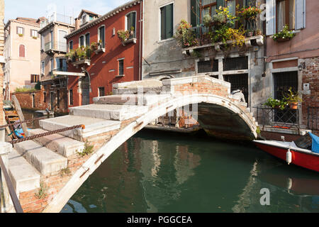 Ponte de Chiodo, Rio San Felice, Cannaregio, Venezia, Veneto, Italia al tramonto. Solo uno dei due ponti con assenza di parapetti. Scenice torna canal. Foto Stock