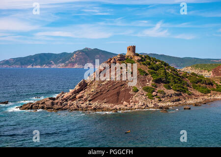 Alghero, Sardegna / Italia - 2018/08/11: vista panoramica della Cala Porticciolo golfo con Torre del Porticciolo torre nel Porto Conte Parco Regionale Foto Stock