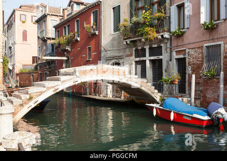 Ponte de Chiodo, Rio San Felice, Cannaregio, Venezia, Veneto, Italia al tramonto. Solo uno dei due ponti con assenza di parapetti. Scenice torna canal. Foto Stock