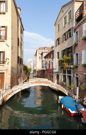 Ponte de Chiodo, Rio San Felice, Cannaregio, Venezia, Veneto, Italia al tramonto. Solo uno dei due ponti con assenza di parapetti. Scenice torna canal. Foto Stock