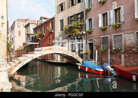 Ponte de chiodo, Rio San felice, Cannaregio, Venezia, Veneto, Italia al tramonto. Uno dei due ponti senza parapetti. Canale panoramico sul retro. Foto Stock