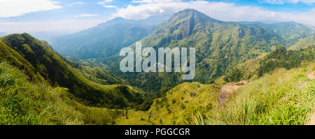 Vedute mozzafiato sulle montagne e le piantagioni di tè da poco Adams picco in Ella lo Sri Lanka Foto Stock