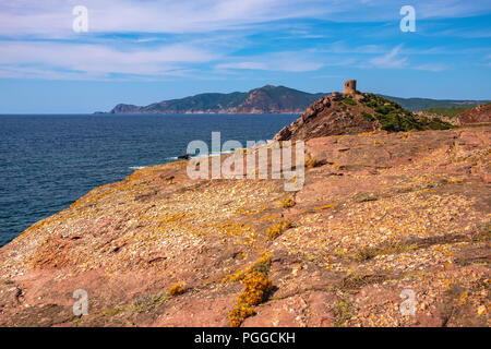 Alghero, Sardegna / Italia - 2018/08/11: vista panoramica della Cala Porticciolo golfo con Torre del Porticciolo torre nel Porto Conte Parco Regionale Foto Stock