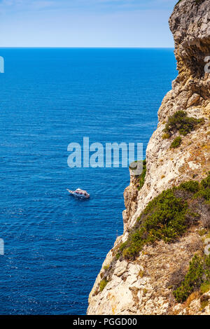 Alghero, Sardegna / Italia - 2018/08/11: vista panoramica del golfo di Alghero con scogliere di Capo Cappo Caccia sopra la grotta di Nettuno Foto Stock