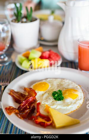 Deliziosa colazione a buffet con uova fritte e pancetta Foto Stock