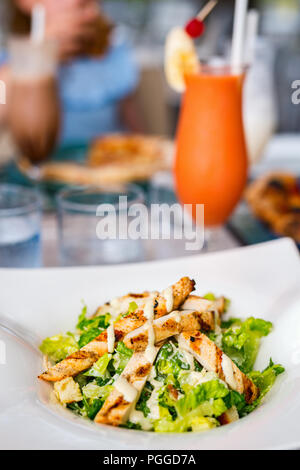 Deliziosa la Caesar salad con pollo grigliato servito per pranzo o cena Foto Stock
