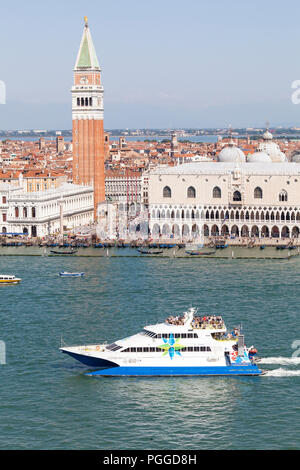 Il principe di Venezia un catamarano ad alta velocità in traghetto da Istria arrivando a Venezia, Veneto, Italia passando per il Palazzo dei Dogi e il Campanile di St Marks bacino, AER Foto Stock