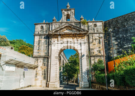 Lisbona, Portogallo - Agosto 20, 2017: Acquedotto di acque libere (Aqueduto das Aguas Livres) e commemorativa arco nella zona di Amoreiras di Lisboa Foto Stock