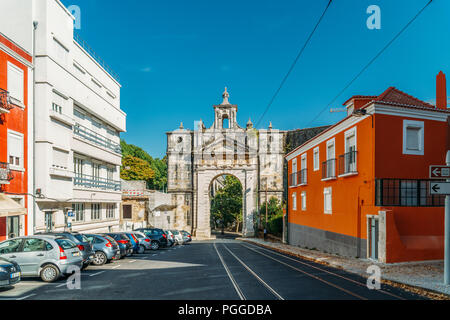 Lisbona, Portogallo - Agosto 20, 2017: Acquedotto di acque libere (Aqueduto das Aguas Livres) e commemorativa arco nella zona di Amoreiras di Lisboa Foto Stock