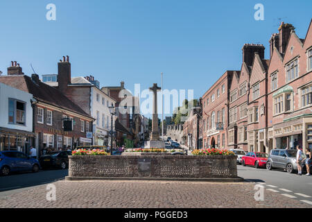 Arundel Memoriale di guerra e High Street, West Sussex, Regno Unito Foto Stock