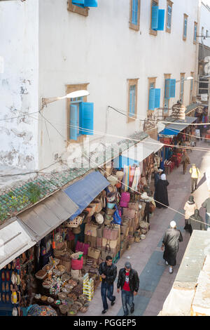 ESSAOUIRA, Marocco-Dec 21, 2012: veduta aerea di una strada per lo shopping in questa storica città portuale sulla costa atlantica. Foto Stock