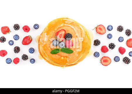 Frittelle pila con diversi frutti di bosco isolato su sfondo bianco con copia spazio per il tuo testo. Vista dall'alto. Lay piatto. Foto Stock