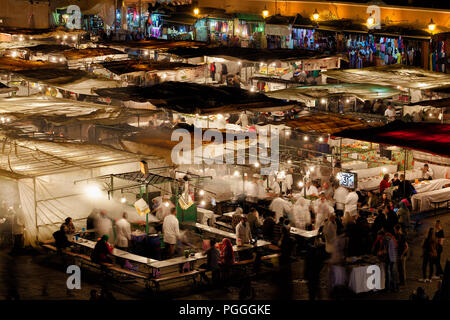 Marocco-DEC 24, 2012:trafficato mercato notturno in Marrakech la famosa medina. Di notte la piazza si riempie di aria aperta di cucine e ristoranti, qui illustrato Foto Stock