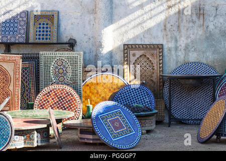 Il Marocco Fez, molti a mosaico Piani tavolo e fontane a parete in corrispondenza di un costruttore di locale. Splendido classico patters e colori. Copia dello spazio. Foto Stock