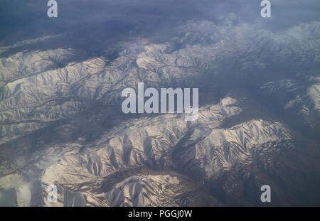 Incredibile vista aerea di Snow capped gamme della montagna Foto Stock