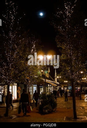 Scene di Natale dal Bicester Village di notte. Foto Stock