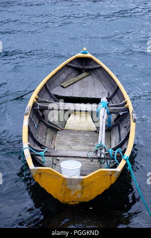 Piccolo giallo riga in legno barca sul lago in Norvegia Foto Stock