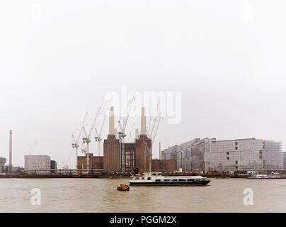 Vista sul fiume con cielo nebuloso e Thames clipper. Battersea Power Station, in costruzione, Londra, Regno Unito. Architetto: Sir Giles Gilbert Foto Stock